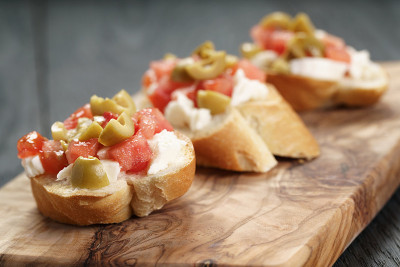 自制crostini配番茄，马苏里拉奶酪和橄榄