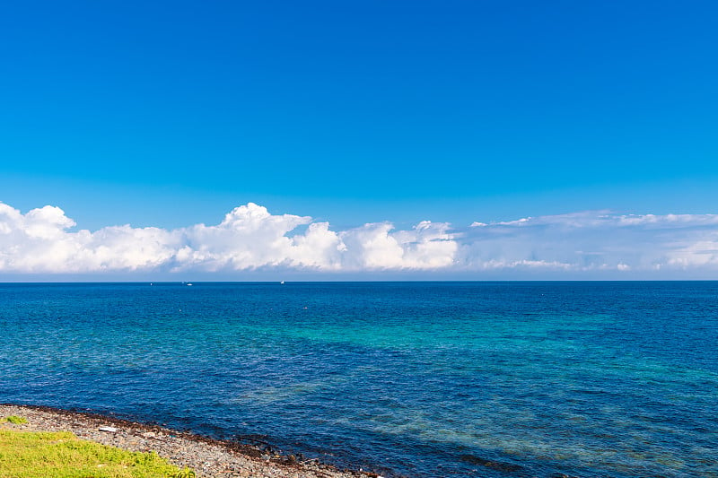 夏天蔚蓝的天空和美丽的大海的海啸岛灯塔公园