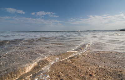 海浪拍打着海滩