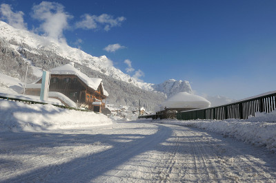 冰雪覆盖的道路，大雪后的一天