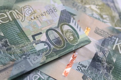 500肯尼亚先令钞票上一堆500先令钞票，俯视。