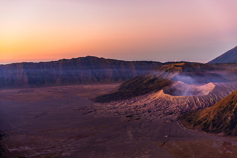 印度尼西亚的Bromo火山和semu火山的日出