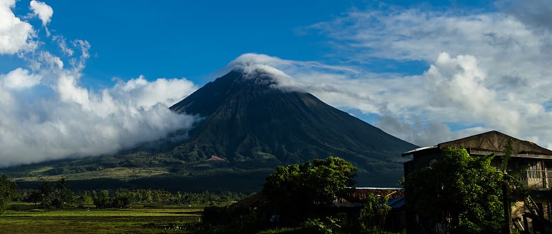 Mt Mayon。