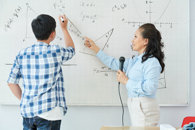 数学老师讲解话题