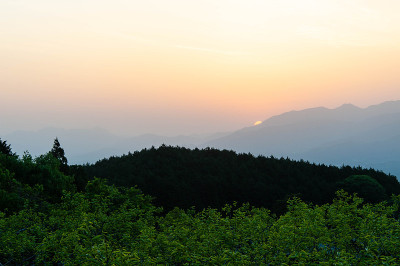 朝日从奈良葡萄园和山上升起