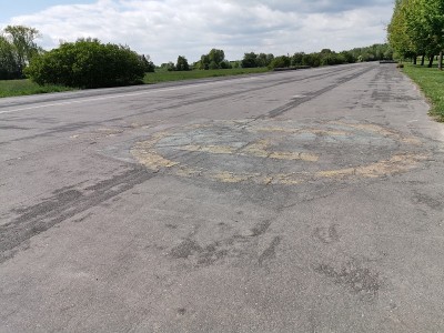 老式直升机降落空军基地