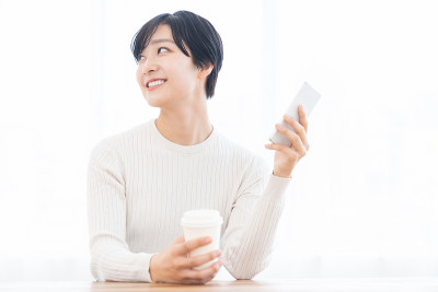 有魅力的亚洲女人看智能手机