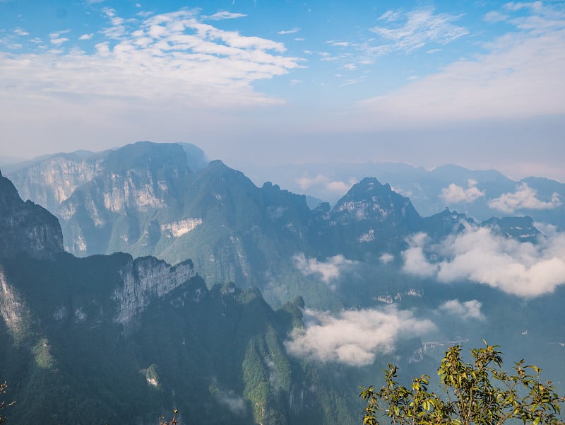 中国张家界天门山上的美丽景色和晴朗的天空