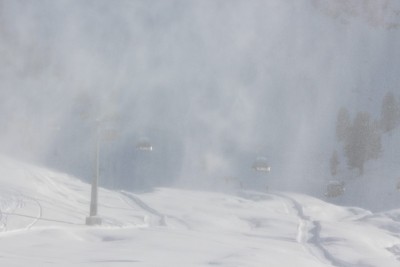 在美丽的日子里用雪枪制造人工雪