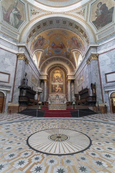 匈牙利Esztergom Basilica的室内照片。