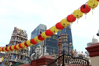 新加坡的印度教寺庙里挂着中国灯笼