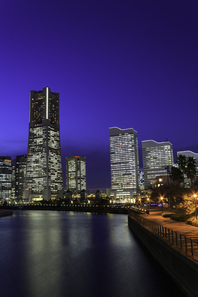 暮色中的横滨Minatomirai摩天大楼