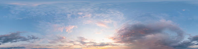 深蓝色的日落天空全景与卷云。球面等矩形格式无缝hdr pano。完整的天顶3D可视化，游戏和天空替换
