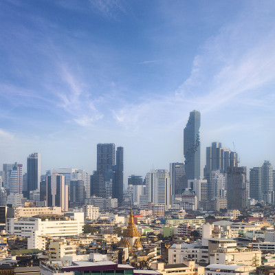 蓝天背景下的曼谷天际线，曼谷是泰国的现代大都市，深受游客的喜爱。