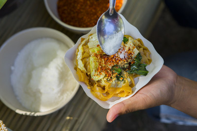 亚洲美食生活方式，泰国清迈的泰国北部街头小吃摊贩。