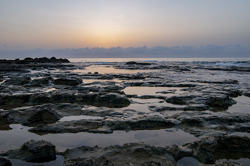 美丽的海滩或海边景色与惊人的海浪。长时间暴露在大海和岩石中。