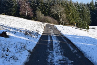 弯弯曲曲的冬季道路上的雪景