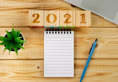 工作台上放着2021年的木方