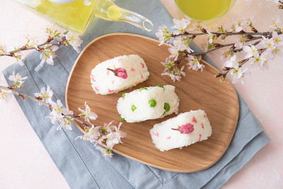 日本食物:春天的形象。盐樱桃花饭团和绿豌豆饭团
