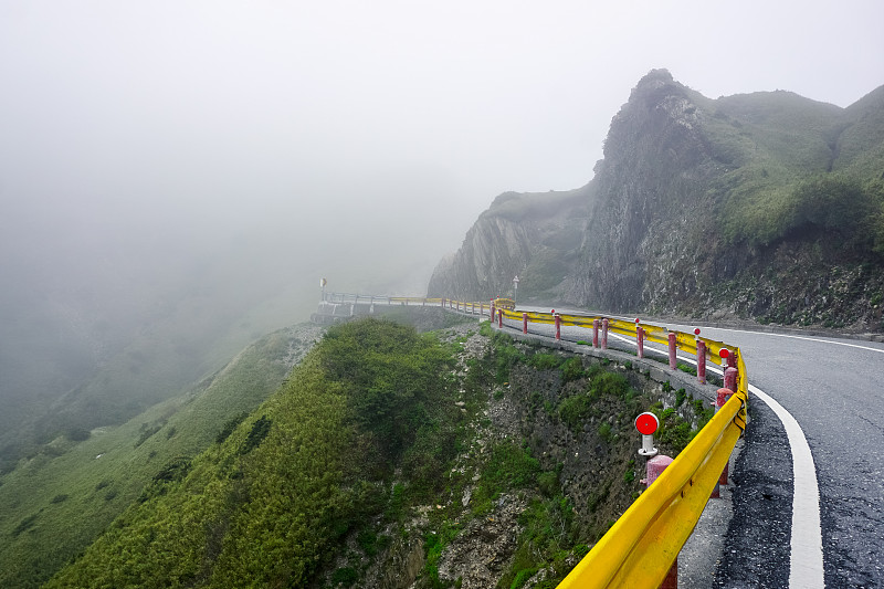 台湾有雾的山路