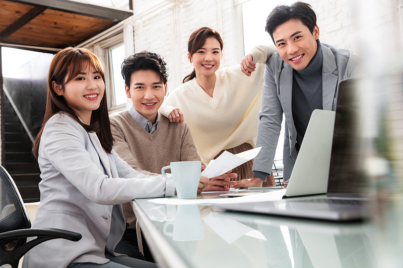 在演播室工作的年轻商人