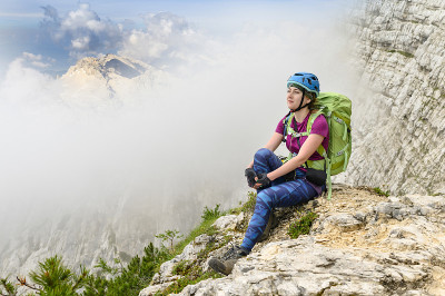 登山者女人享受高度全景