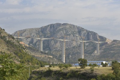建造一座横跨峡谷的桥
