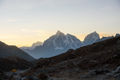 夜景岛峰基地营地，塔波切山和后面的Cholatse