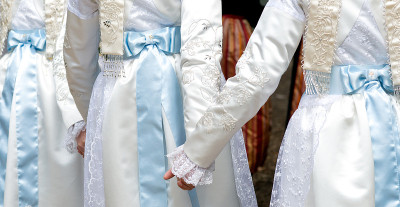 三个布列塔尼妇女服装
