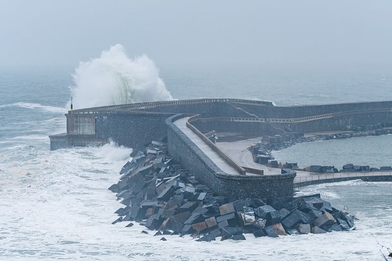 巨浪猛烈地拍打着海岸