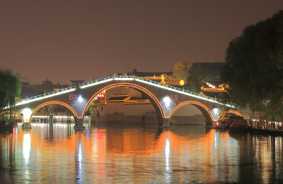 中国苏州上塘历史风貌与运河夜景