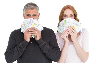 随意的情侣展示他们的现金