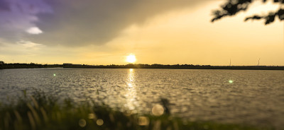 湖上的夕阳。