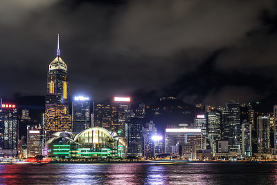 从维多利亚港眺望香港夜景