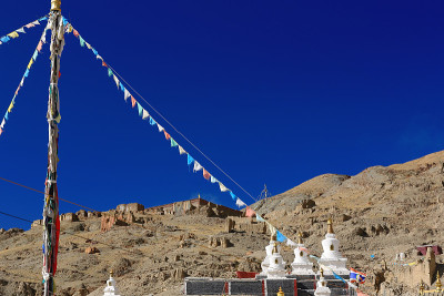 北寺的经幡和佛塔。Sakya-Tibet。1816