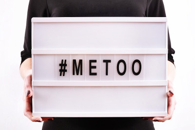 “#METOO”的文字在女人的手中。女性赋权运动的概念。