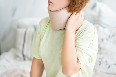 女子戴着颈托，颈部整形绷带