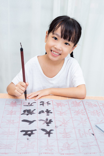 亚洲小中国女孩练习中国书法
