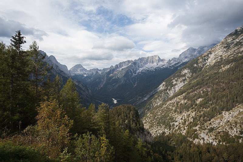 徒步旅行在夏末秋初接近山口。Kranjska Gora，斯洛文尼亚，Julian Alps, Soč