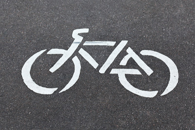 道路上的白色自行车标志特写