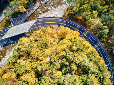 秋天风景优美的蜿蜒公路