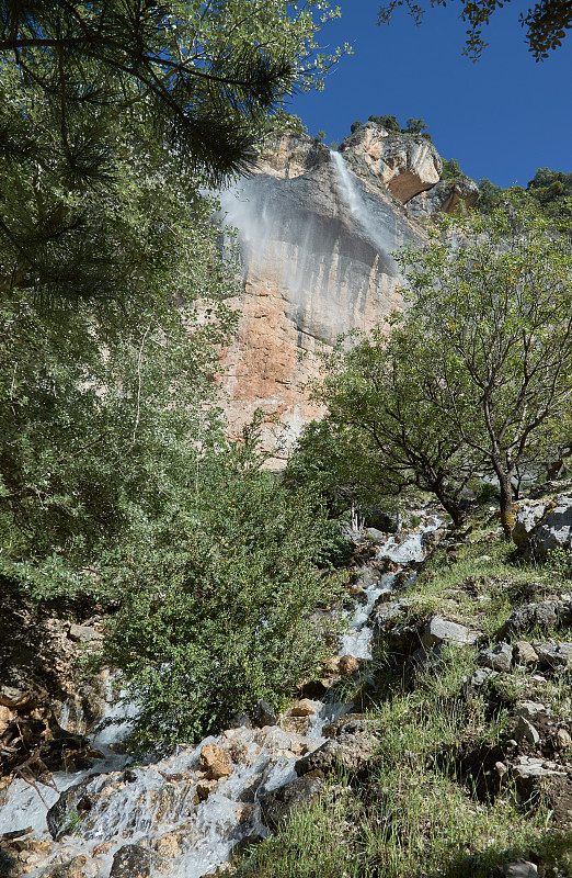 在卡索拉山脉、塞古拉和别墅的自然公园，当溢流Borosa河运河时形成的瀑布。Jaen。安达卢西亚。西