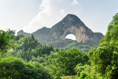 美丽的月亮山和绿色的树林在阳朔