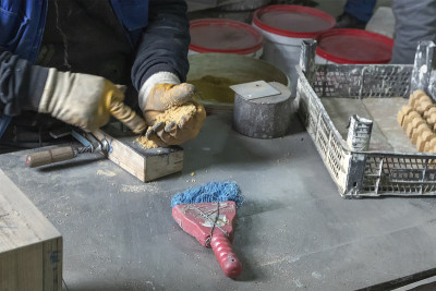 这位工人正在制作铸钢用的砂型。砂型铸造又称砂型铸造，是一种以砂型为模具材料的金属铸造工艺。