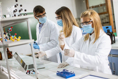 一群年轻的研究人员在实验室分析化学数据