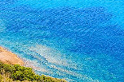 夏季海岸(Halkidiki，希腊)。