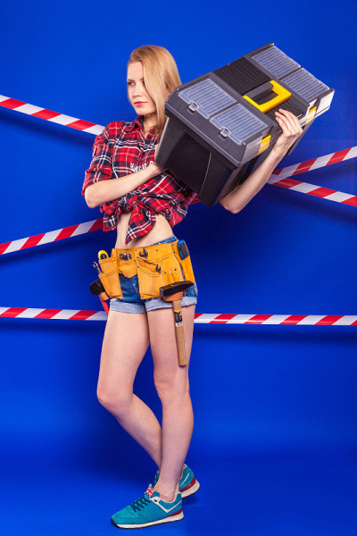 建筑工女孩拿着专业的建筑工具
