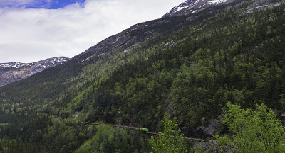 沿着山脉行驶的白色山道列车