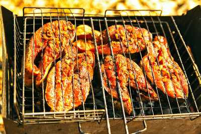 顶视图烤鲑鱼在燃烧braai。