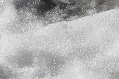 融化的雪的表面